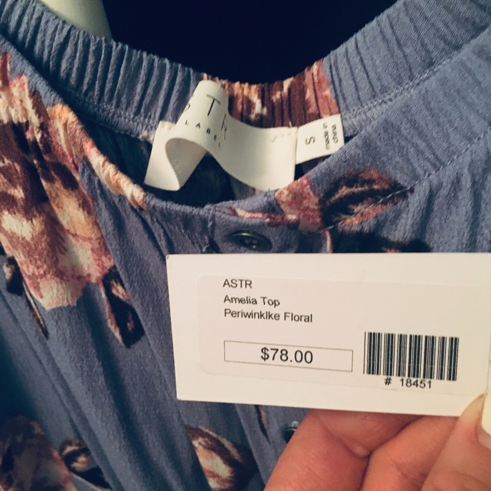 Gorgeous ASTR flowy off the shoulder top